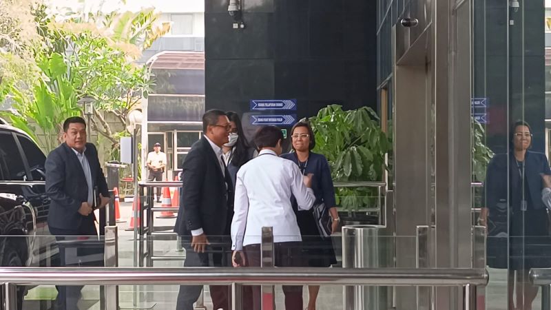 KPK dan Divisi Hubungan Internasional Polri bekerja sama mencari buronan yang belum ditangkap, termasuk Harun Masiku.