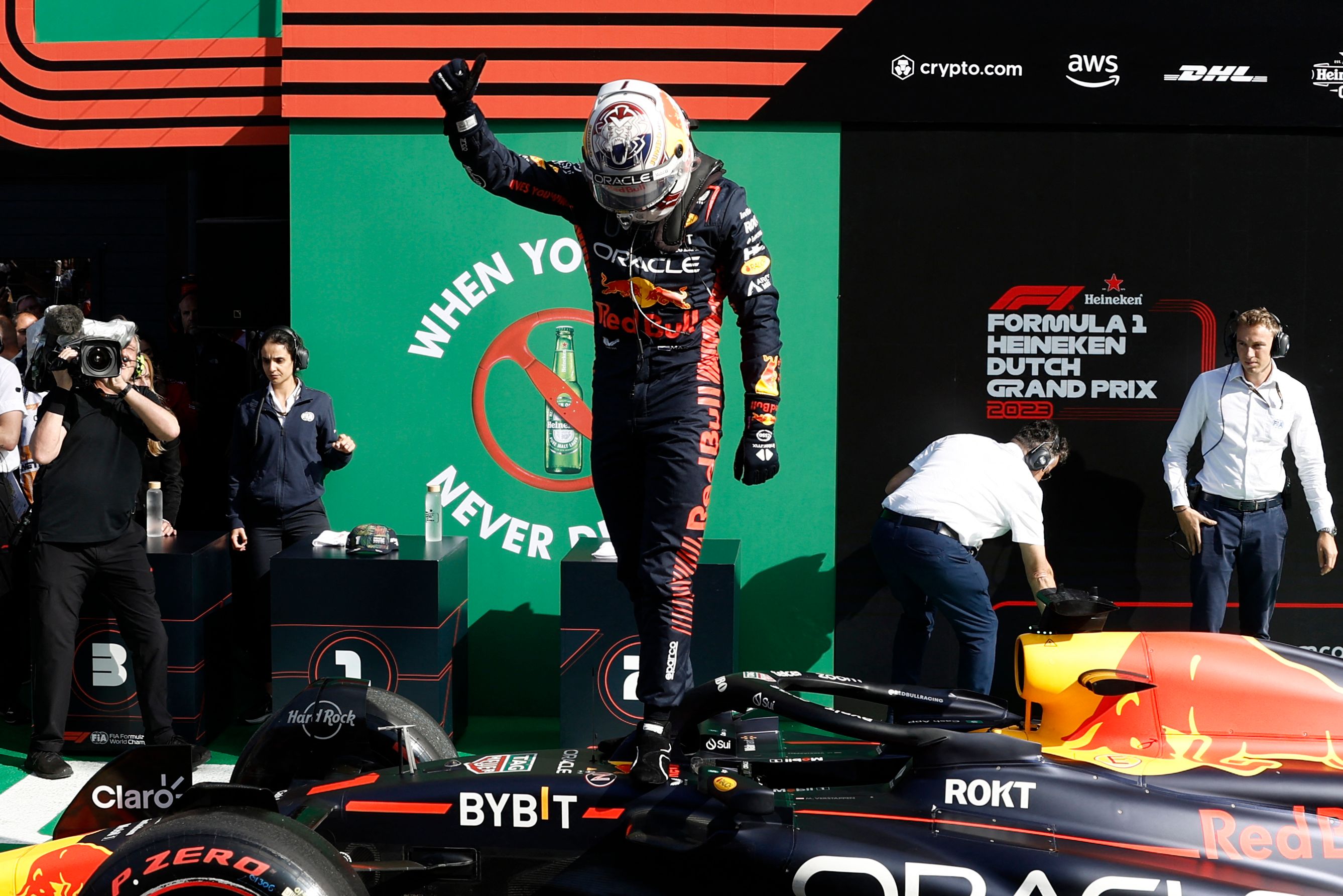 MAX Verstappen merebut pole position Grand Prix Belanda dalam babak kualifikasi di Sirkuit Zandvoort, Sabtu (26/8).