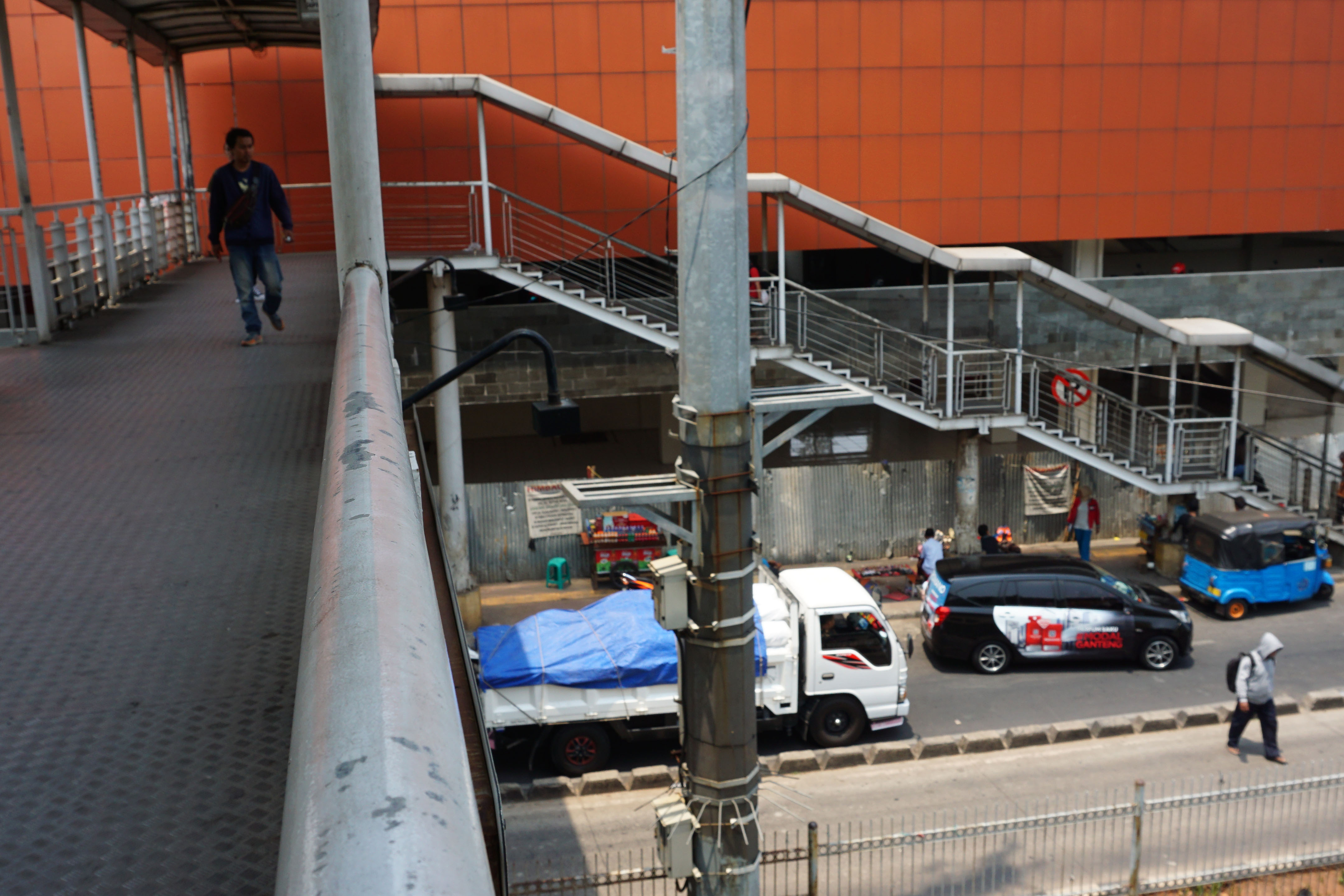 Warga hendak menyebrang di JPO di kawasan jatinegara, Jakarta Timur, Kamis (24/10/2019). 