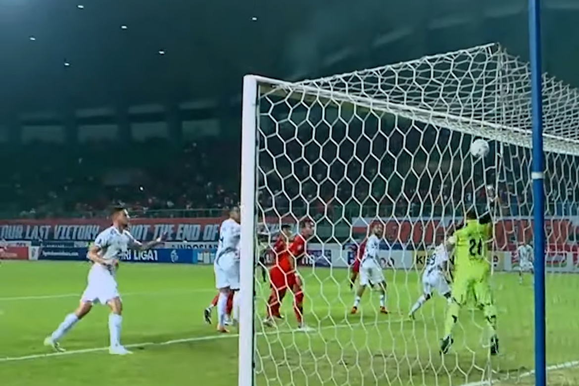 Pemain Borneo FC Stefano Lilipaly (kanan) menjebol gawang Persija yang dijaga Andritany Ardhiyasa (kedua dari kanan).