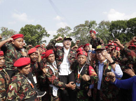 Ketua Umum PAN Zulkifli Hasan (tengah).