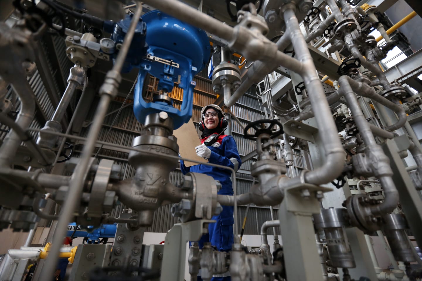 Pegawai memeriksa instalasi gas milik PGN. 