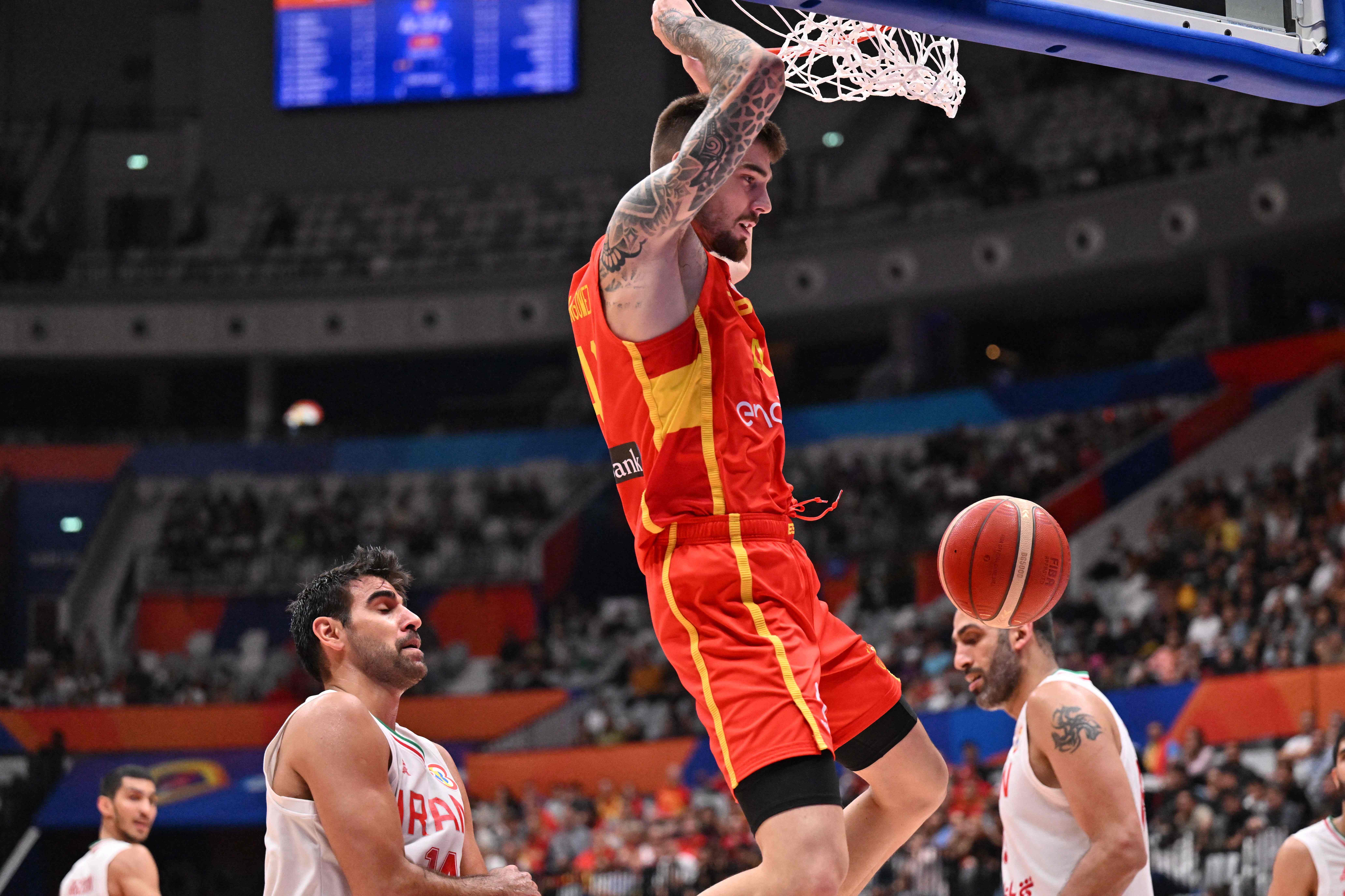Pebasket Spanyol Juancho Hernangomez melakukan slam dunk di laga Kejuaraan Dunia Bola Basket melawan Iran.