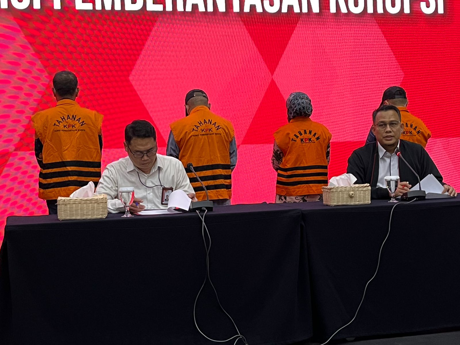 KPK menahan lima tersangka kasus dugaan suap pengesahan RAPD atau dana ketok palu di Provinsi Jambi Tahun Anggaran 2017-2018.