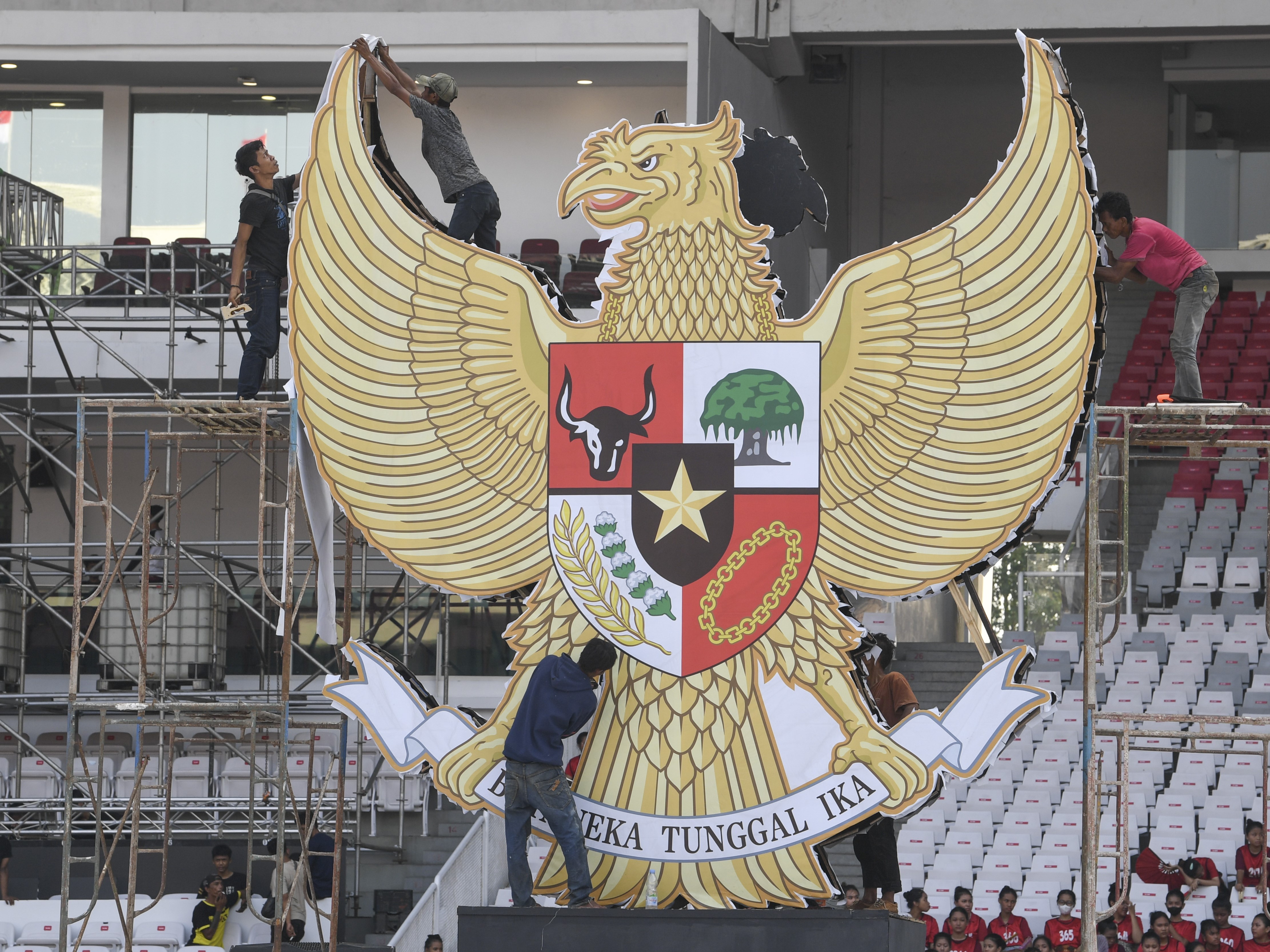 Pekerja menyelesaikan pembuatan ornamen Garuda Pancasila saat gladi kotor peringatan Bulan Bung Karno (BBK) 2023 di Stadion Utama GBK.