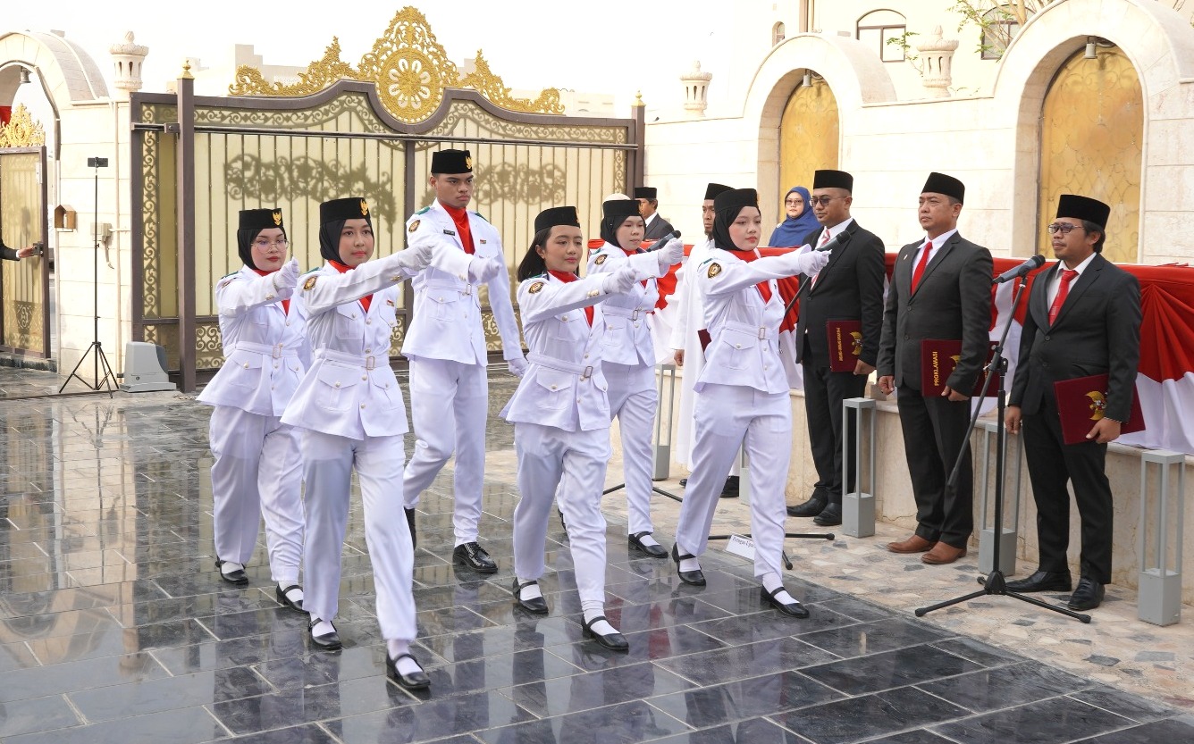 Pasukan pengibar bendera yang bertugas di Kedubes RI di Qatar (17/8).