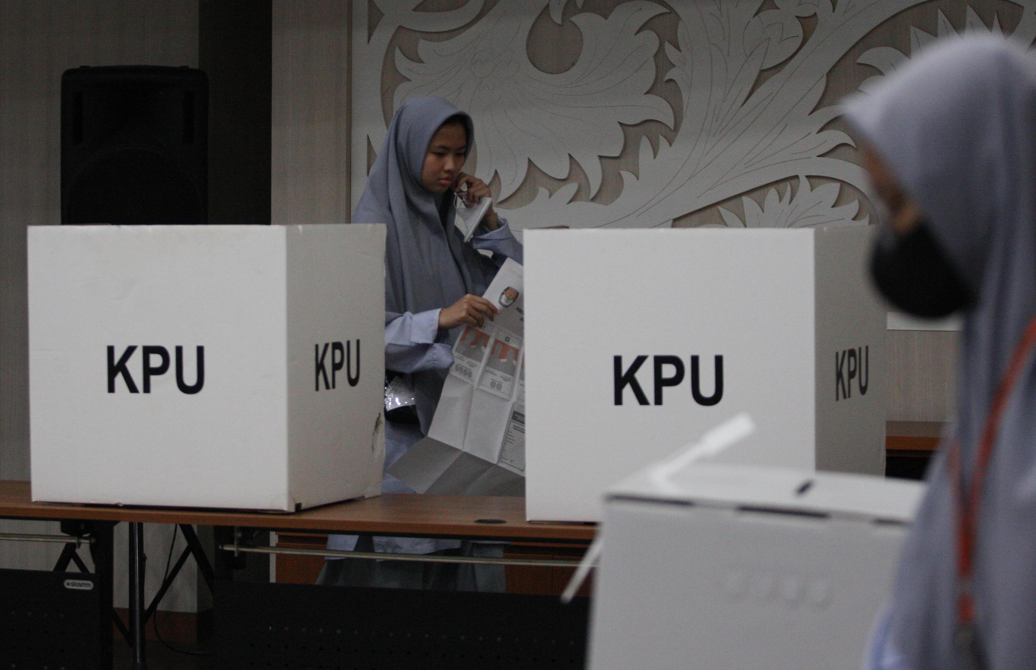 Para siswa ikut rangkain kegiatan pencoblosan surat suara saat mengikuti simulasi Pemilihan Umum (Pemilu) di Gedung KPU, Jakarta.