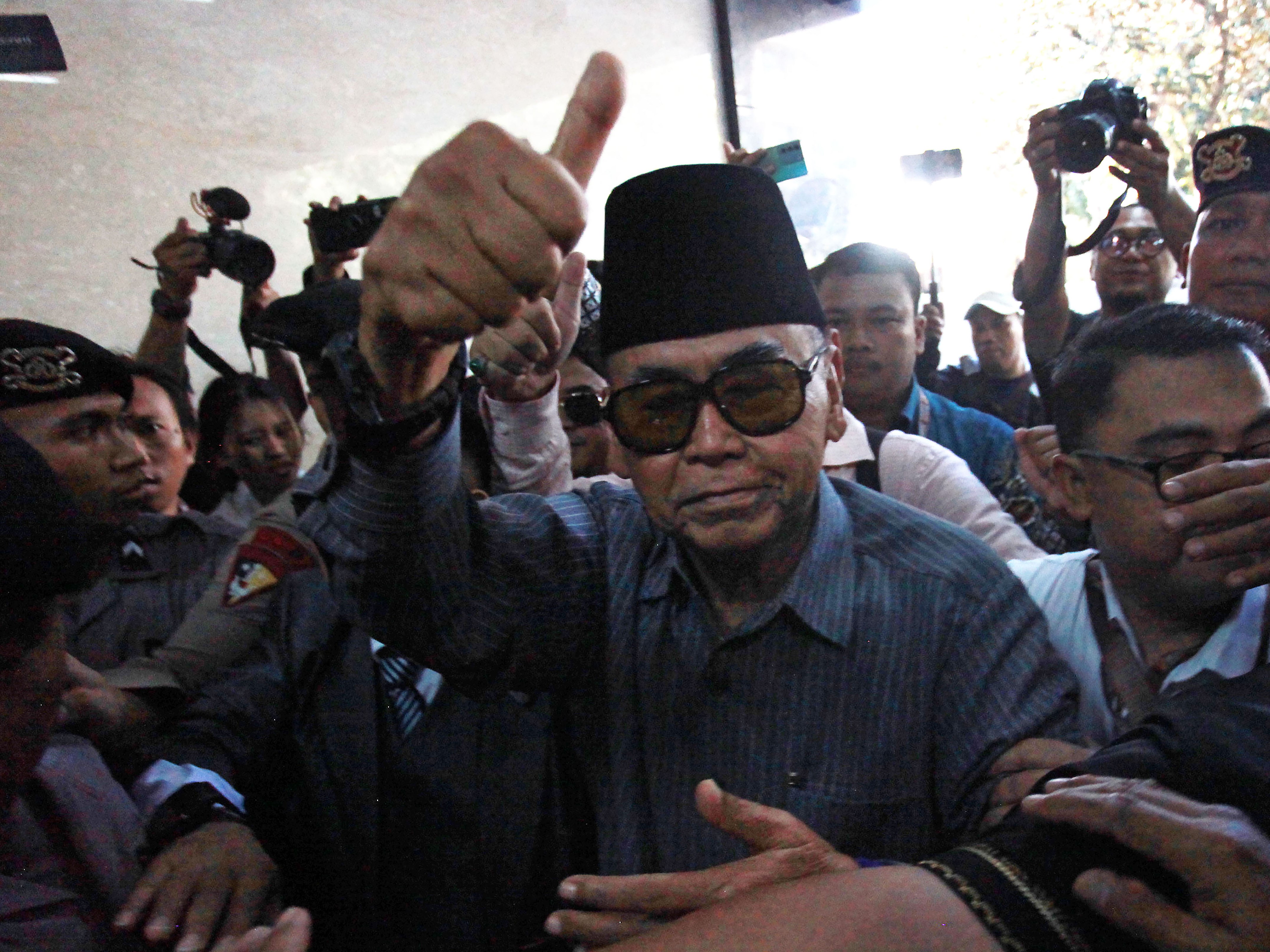 Pimpinan Pondok Pesantren Al Zaytun Panji Gumilang (tengah) berjalan saat akan menjalani pemeriksaan di Bareskrim Mabes Polri, Jakarta.