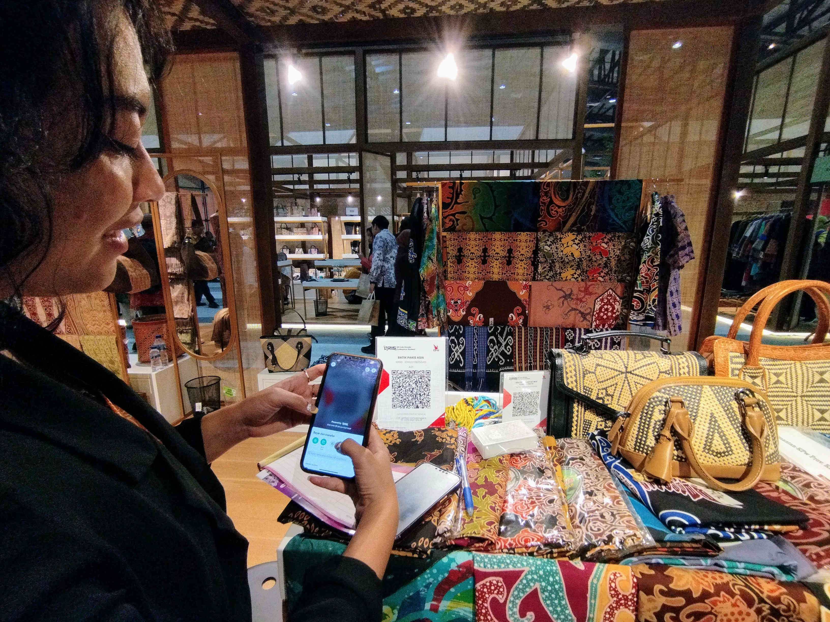 Ilustrasi: pembeli melakukan transaksi QRIS di pameran UMKM Karya Kreatif Indonesia (KKI) 2023, di Jakarta,