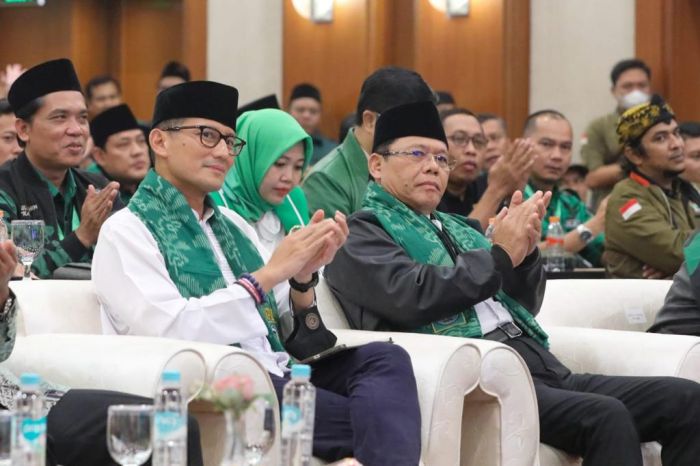 Plt Ketum PPP Mardiono duduk berdampingan dengan Sandiaga Uno yang diusulnya PPP jadi cawapres untuk disandingkan dengan Ganjar Pranowo.