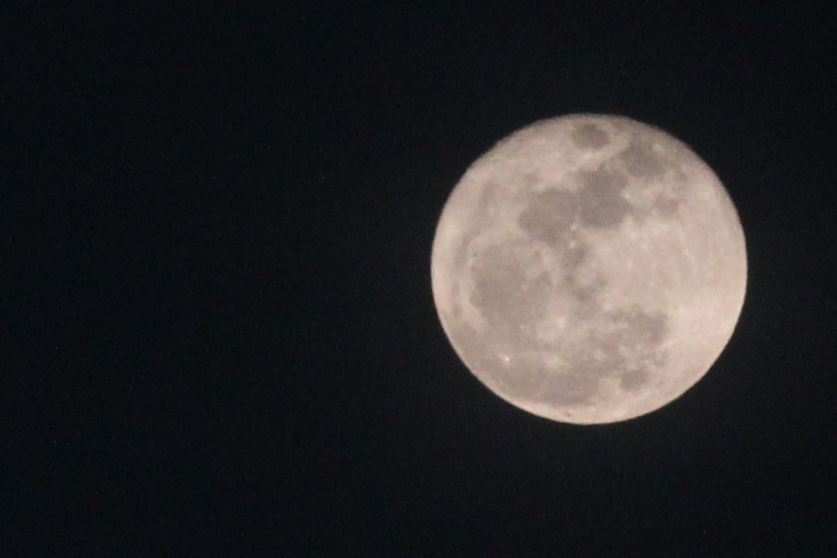 BMKG sebut berbagai wilayah berpotensi bajir rob akibat fenomena bulan purnama.