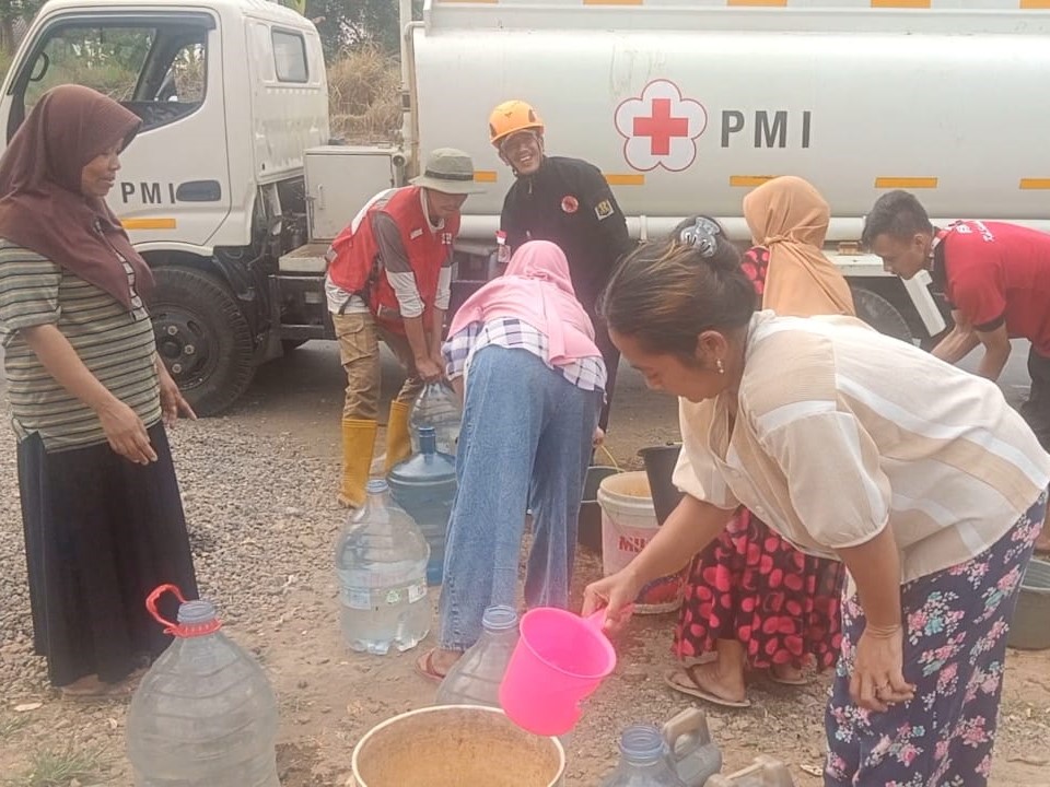PMI memobilisasi 150 mobil tangki air dan 200 mobil pikap untuk melakukan distribusi air di wilayah terdampak kekeringan di Indonesia. 
