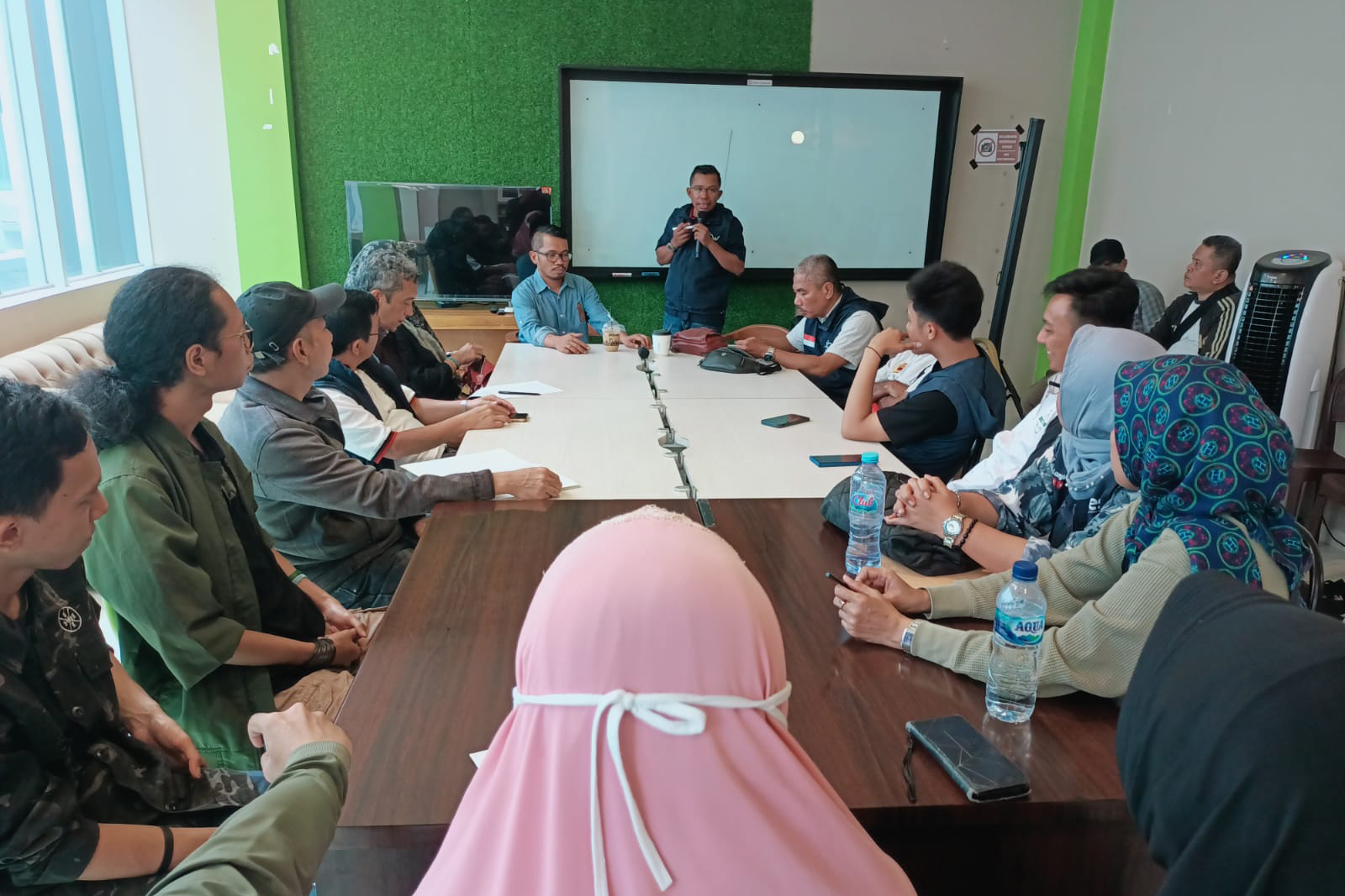 Tim humas dan media relawan Anies Baswedan membahas sosialisasi kepada masyarakat melalui media sosial maupun media online.