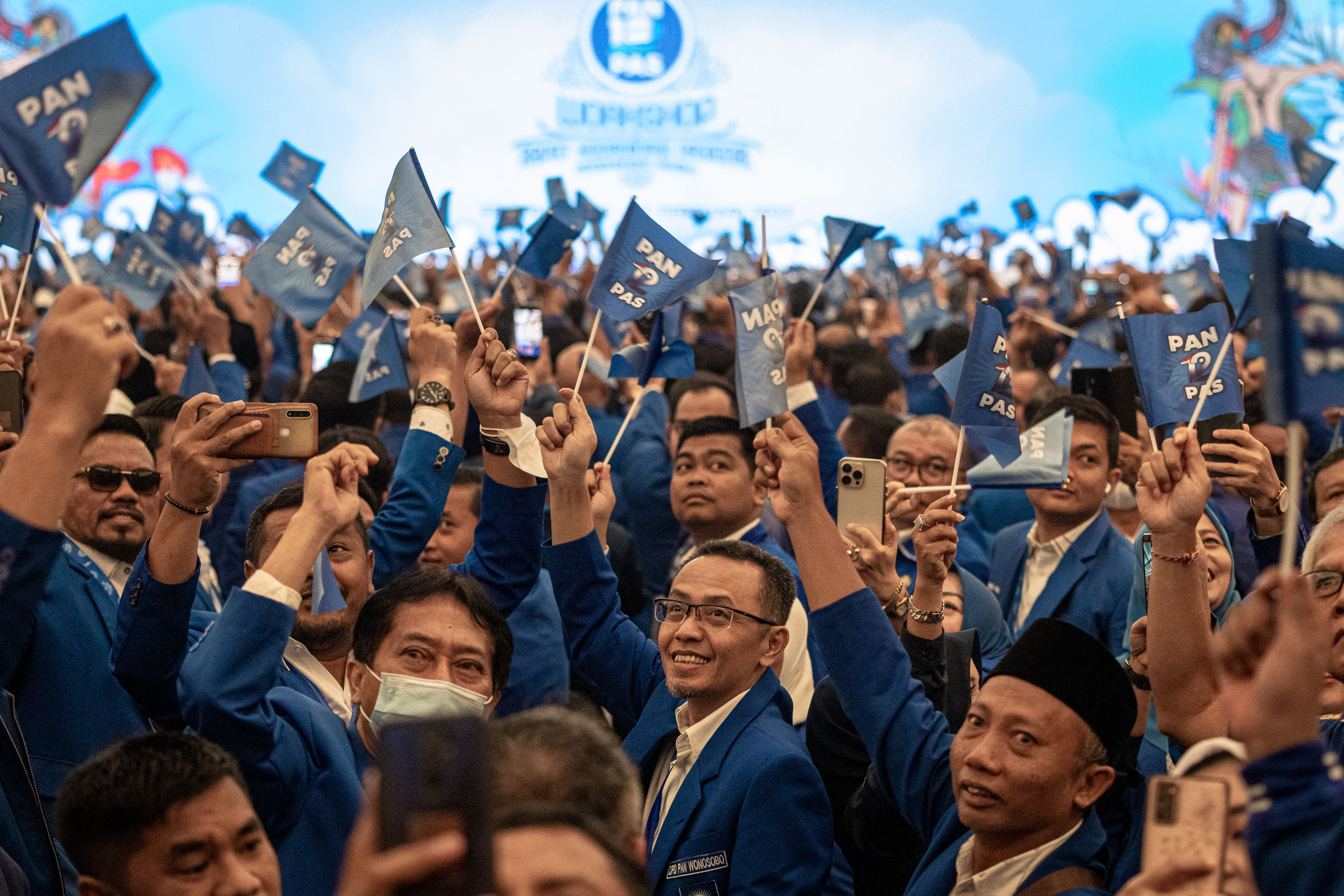 Sejumlah peserta Partai Amanat Nasional (PAN) mengibarkan bendera PAN