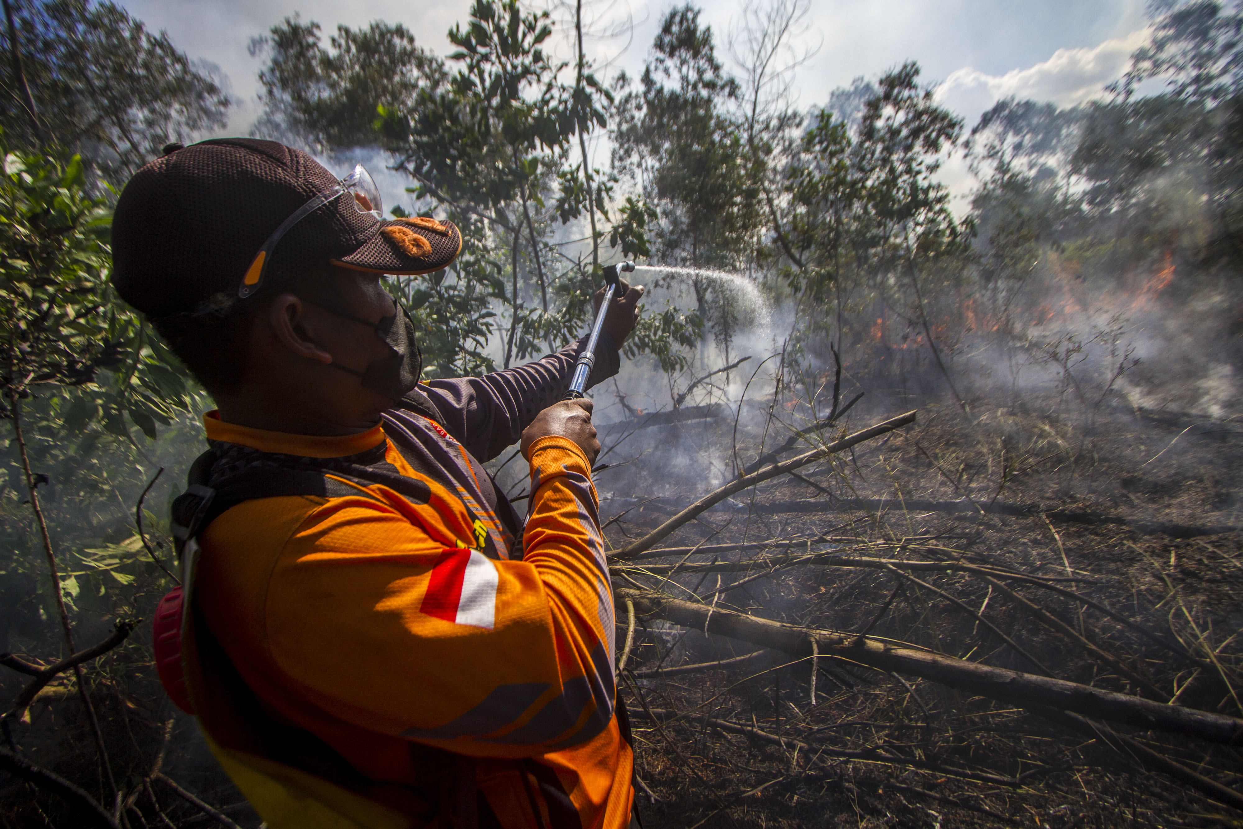 Masyarakat Peduli Api (MPA) berupaya memadamkan kebakaran lahan di kawasan Landasan Ulin Timur, Banjarbaru, Kalimantan Selatan.