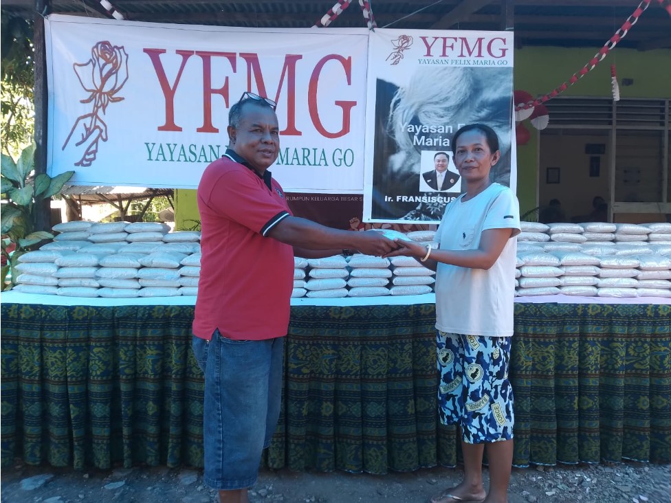 Penyerahan bantuan sembako kepada warga Kupang, NTT dari YFMG