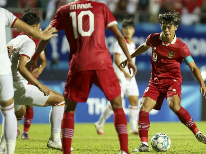 Pesepak bola Timnas U-23 Indonesia Alfeandra Dewangga Santosa (kanan) bersiap menendang bola saat melawan Timnas U-23