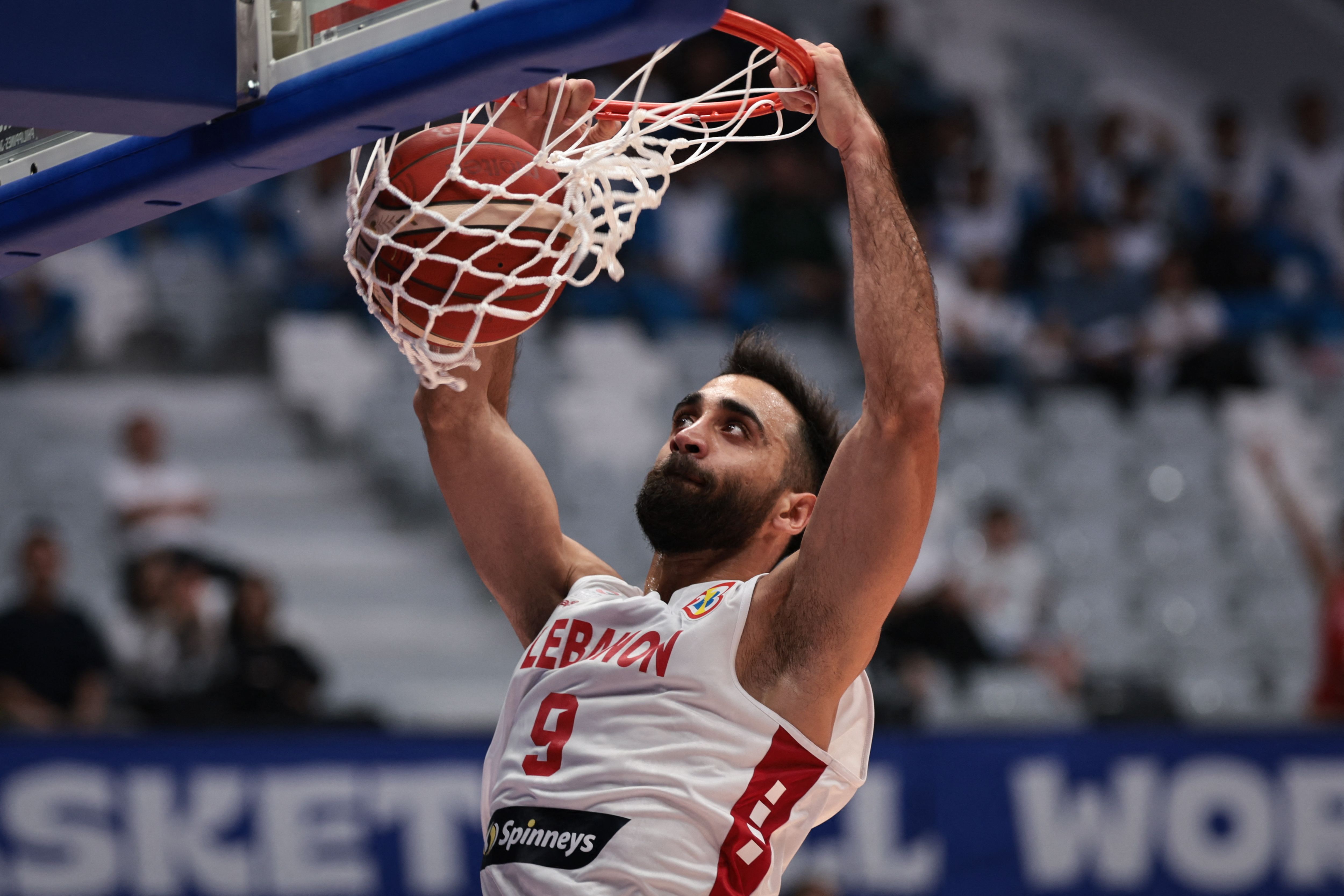 Pemain Libanon Segio El Darwich melakukan dunk saat laga melawan Prancis di FIBA World Cup 2023