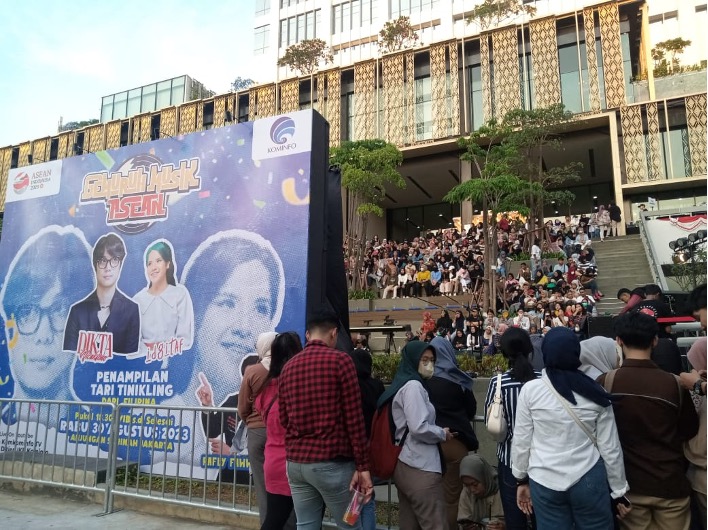 Sejumlah anak muda memenuhi anjungan Sarinah untuk menyaksikan Gemuruh Musik ASEAN 2023
