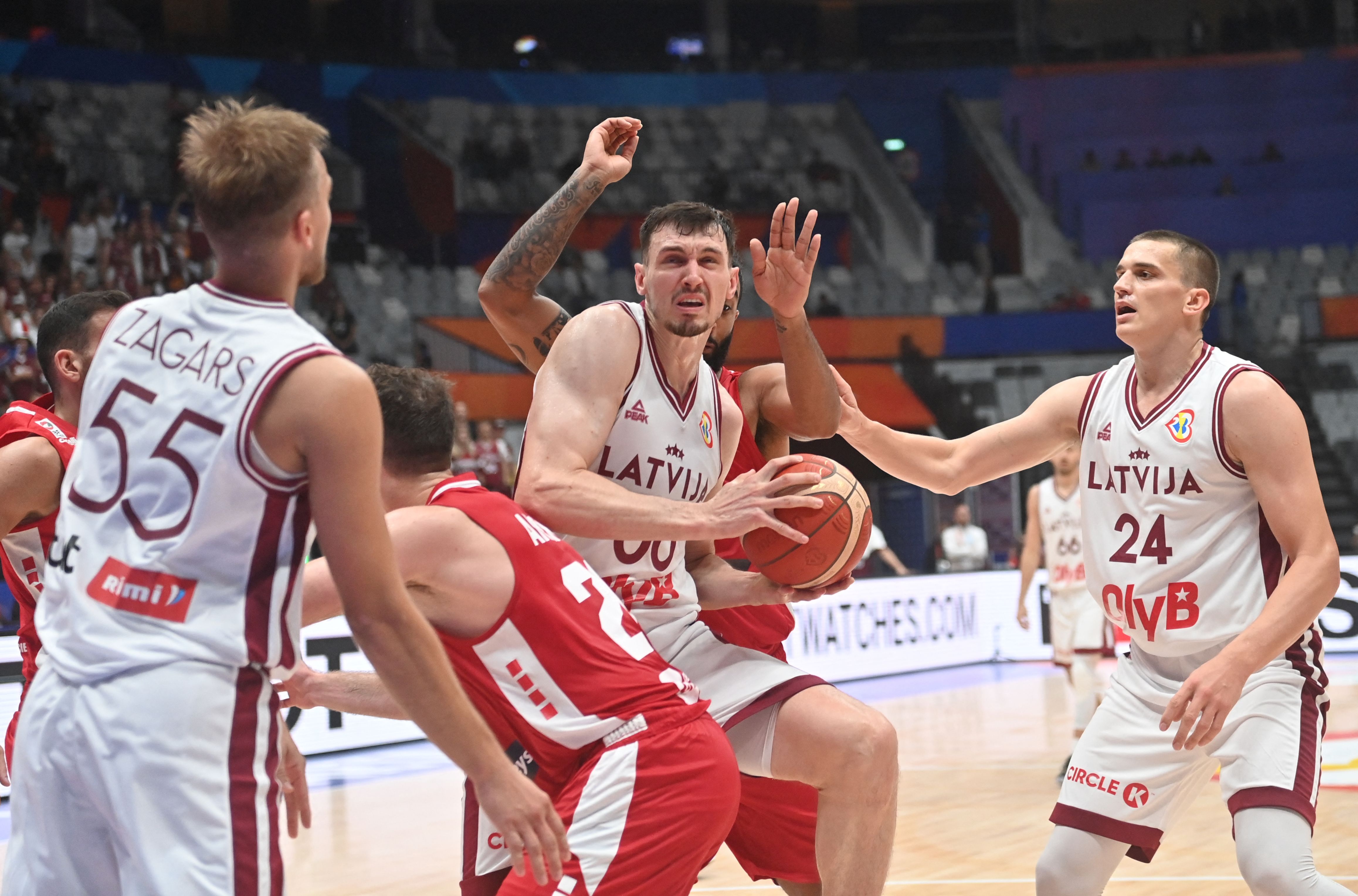Atlet basket Latvia Rodions Kurucs (tengah) mencoba mencetak angka dalam pertandngan FIBA World Cup group H melawan Lebanon
