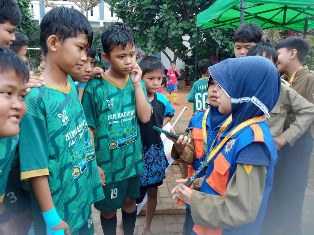 Reporter Cilik Helzalia Aqila dan tim reporter MIM Hadimulyo mewawancara peserta ujicoba futsal sekolah.