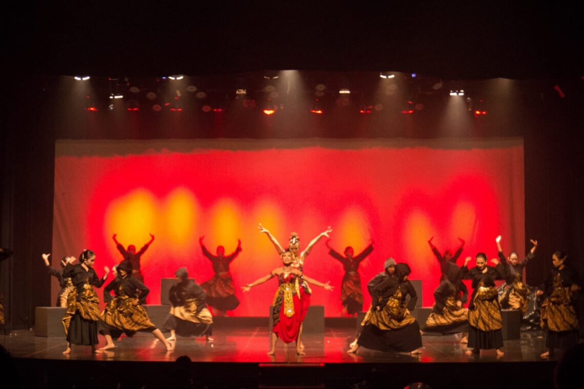 Pertunjukan wayang dalam perayaan ulang tahun ke-48 Senawangi di Jakarta, Minggu (20/8).