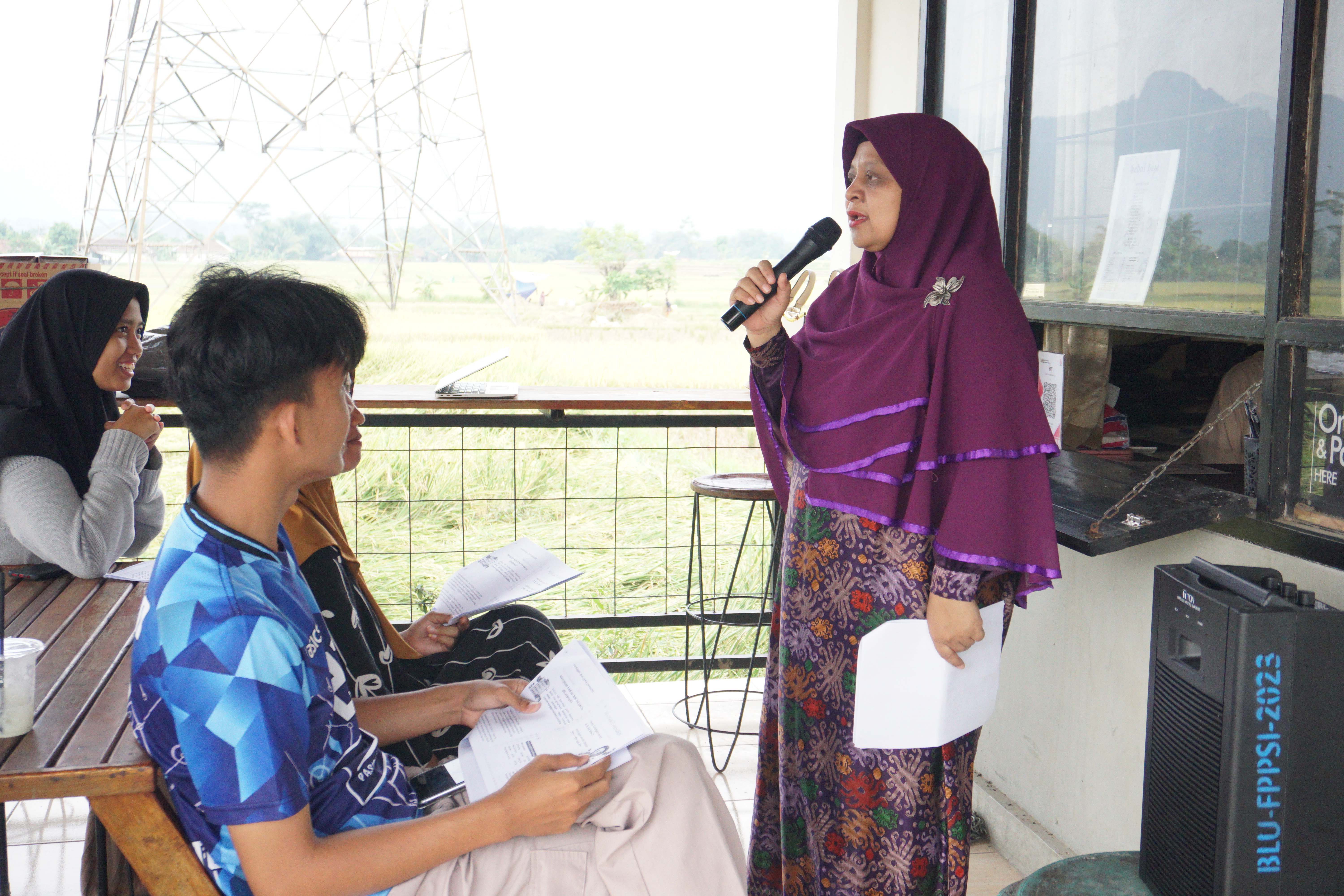 Dosen Fakultas Pendidikan Psikologi UNJ memberikan psikoedukasi kepada remaja di Desa Pasirtanjung, Bogor, Jawa Barat.