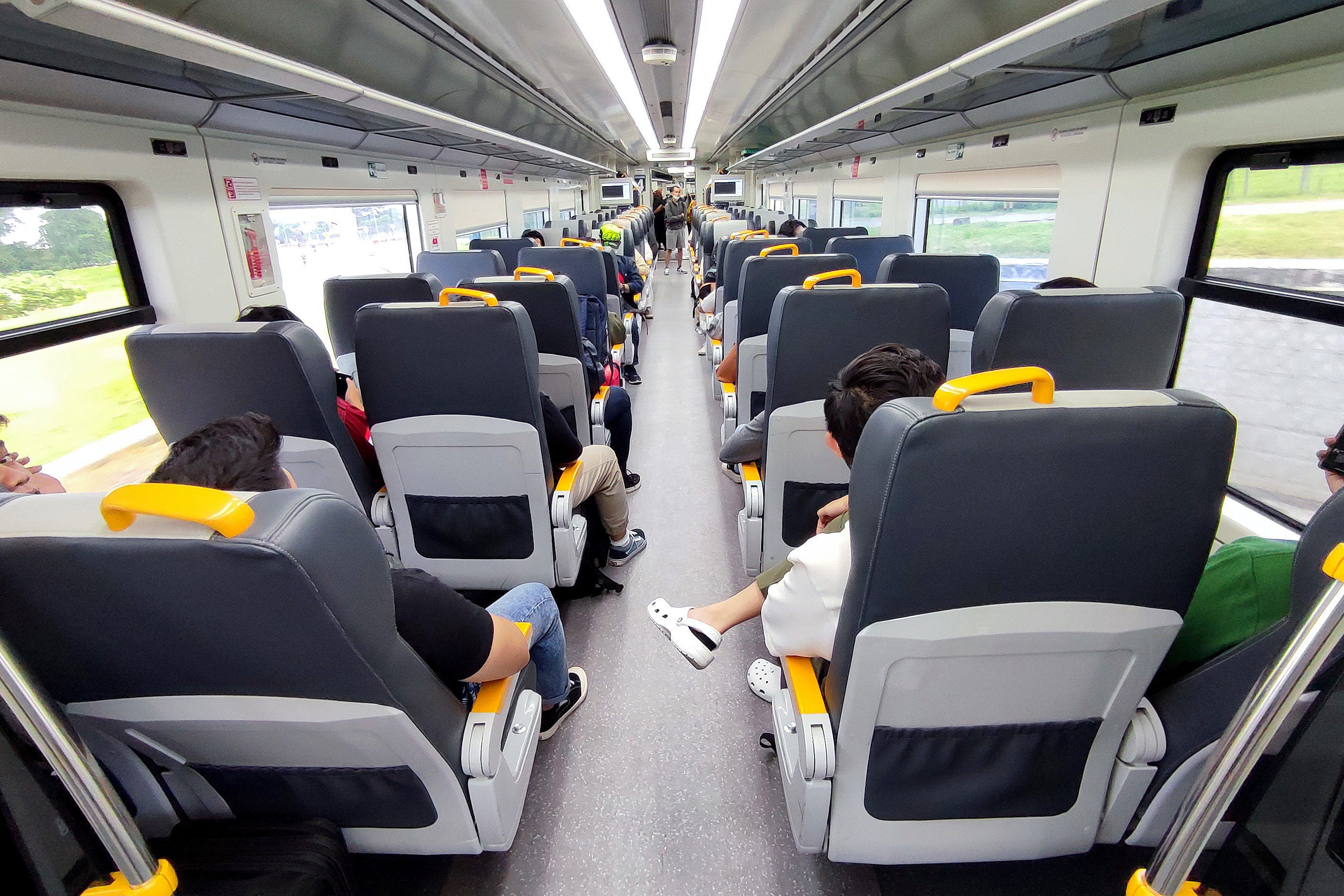 Penumpang memenuhi kursi-kursi kereta bandara menuju Bandar Udara Soekarno-Hatta, Tangerang, Banten.