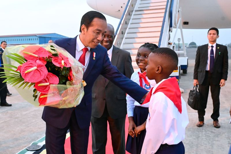Presiden Joko Widodo tiba di Mozambik dan disambut oleh dua anak setempat.