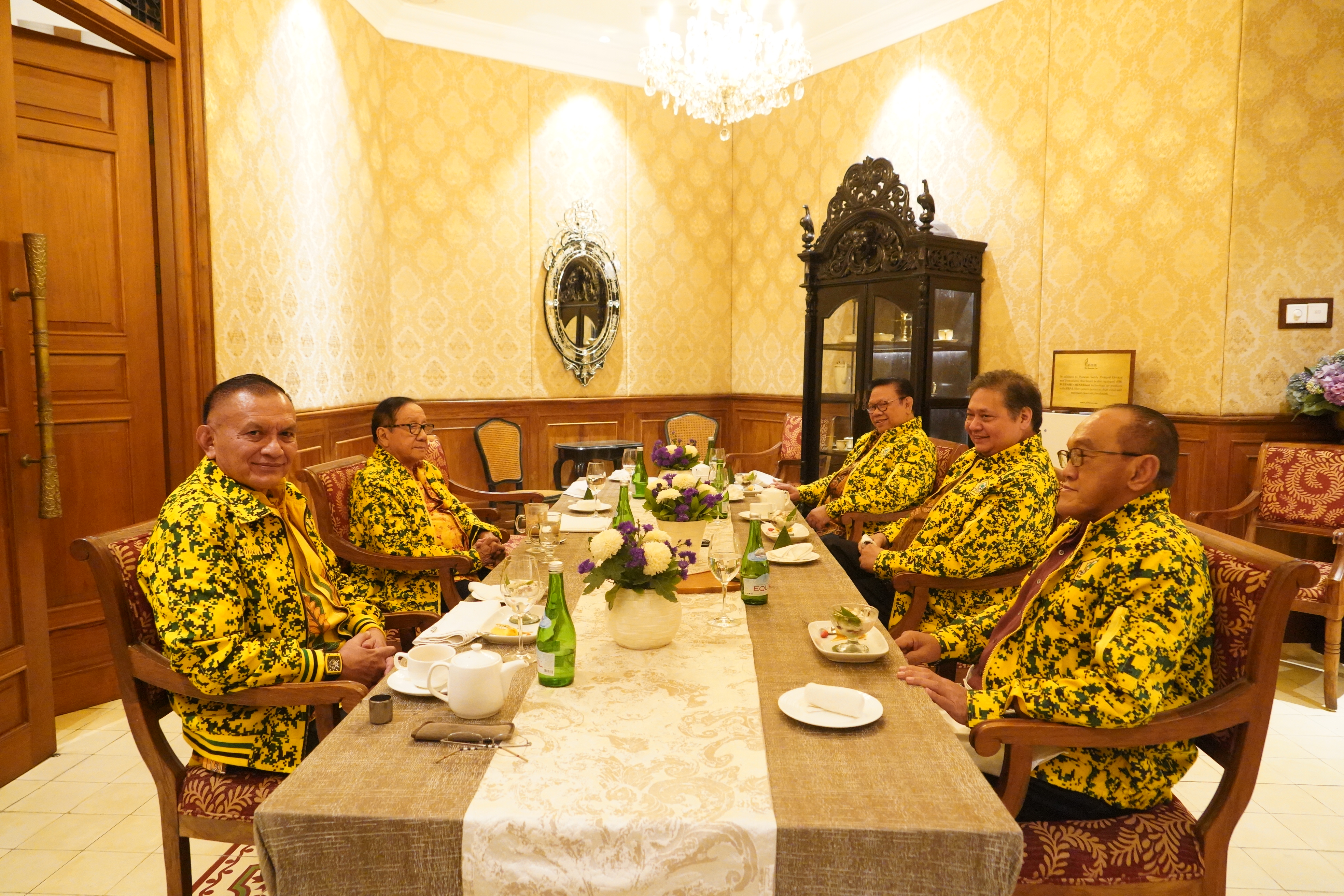  Ketua Dewan DPP Partai Golkar menggelar pertemuan tertutup dengan Ketua Umum Partai Golkar Airlangga Hartarto di Jakarta, Rabu (3/8),