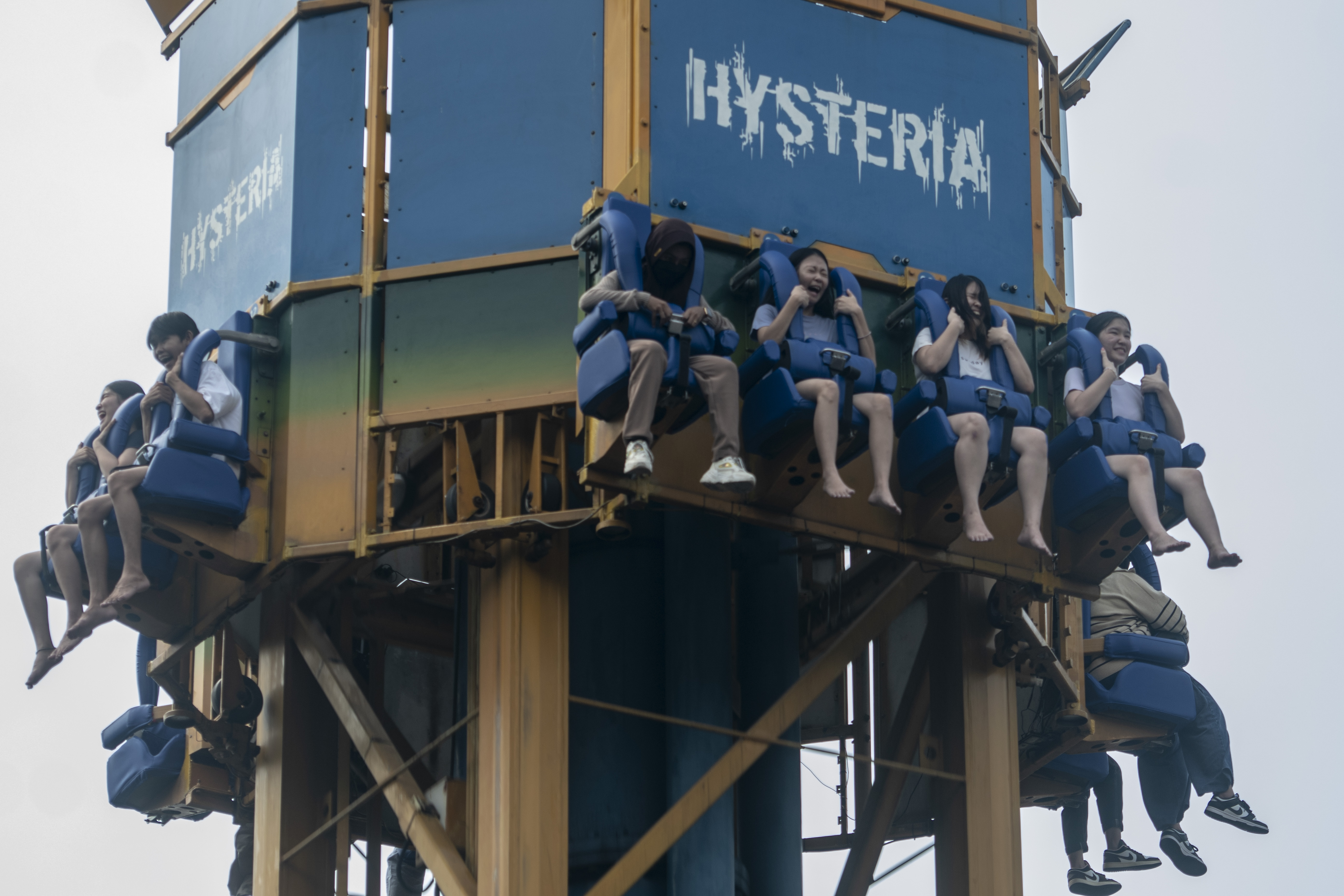  Pengunjung bermain wahana Hysteria di Dunia Fantasi (Dufan), Taman Impian Jaya Ancol, Jakarta.