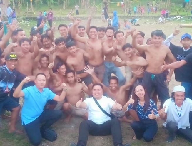 Wasekjen DPD Partai Demokrat Bali I Gede Ghumi Asvatham dan caleg Oki Fahreza memperingati hari kemerdekaan RI bersama masyarakat Jembrana. 