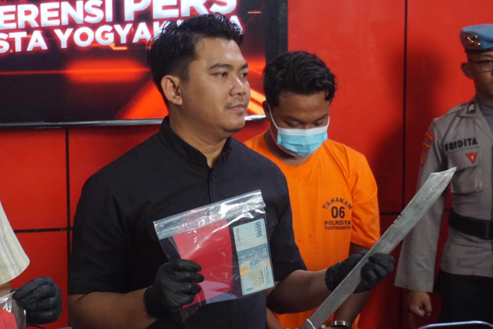 Polisi menunjukkan sebilah pedagang yang diduga dipakai pedagang sayur melukai pesepeda motor.