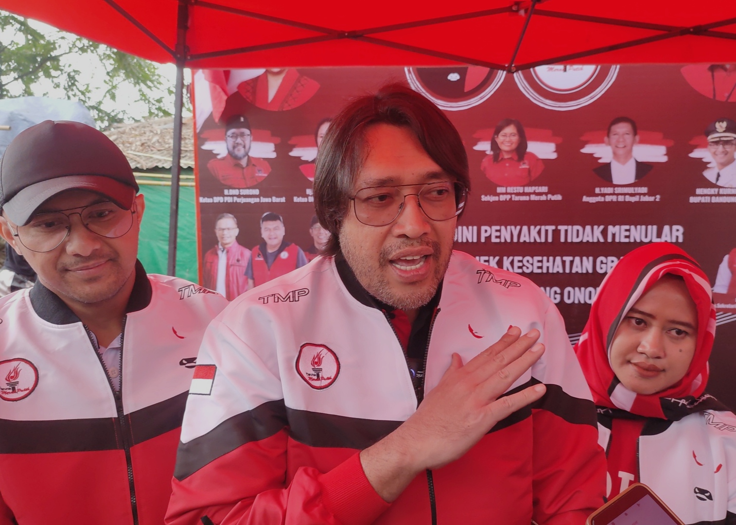 Ketua DPD PDI Perjuangan Jawa Barat Ono Surono (tengah).