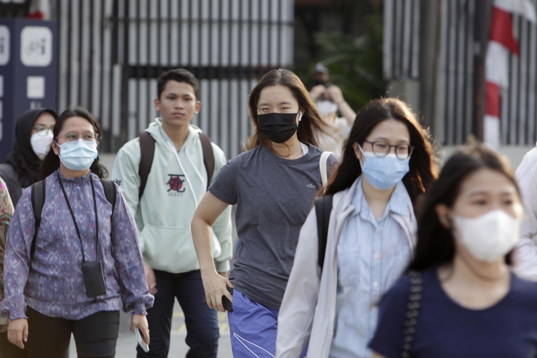 Warga beraktivitas di tengah parahnya polusi udara di DKI Jakarta.
