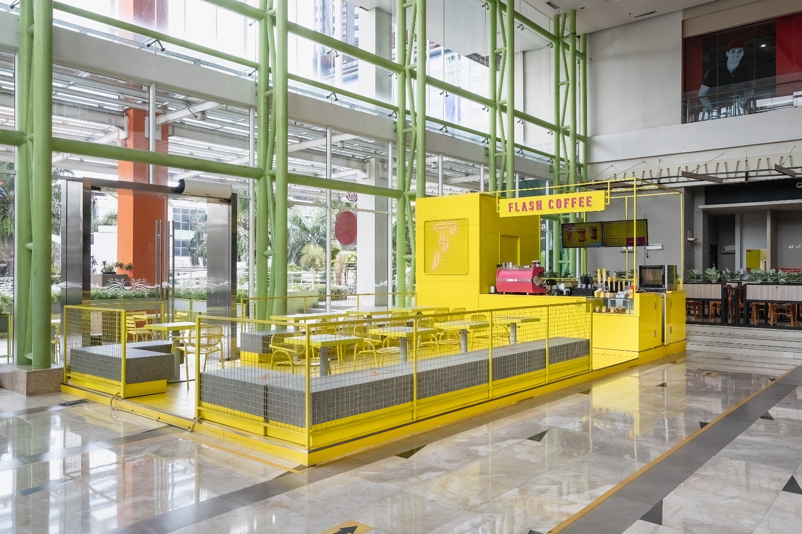 Flash Coffee, jaringan kedai kopi berbasis teknologi asal Singapura yang tengah naik daun di Indonesia.