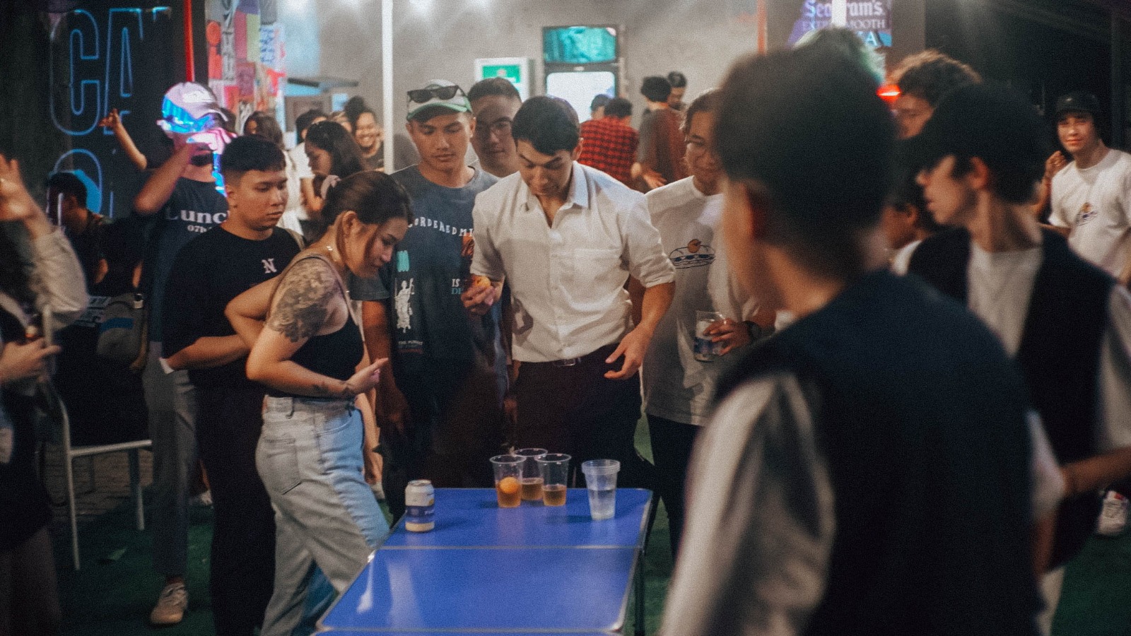 Para pengunjung yang menikmati salah satu tempat hiburan di area A3000, Kemang, Jakarta Selatan. 