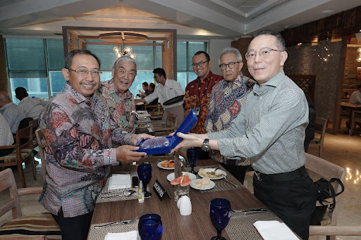 Presdir Industri Karet Deli Philip Tjangnaka (kanan) dan Dirjen Industri Kimia, Farmasi dan Tekstil Kemenperin Iqnatius Warsito