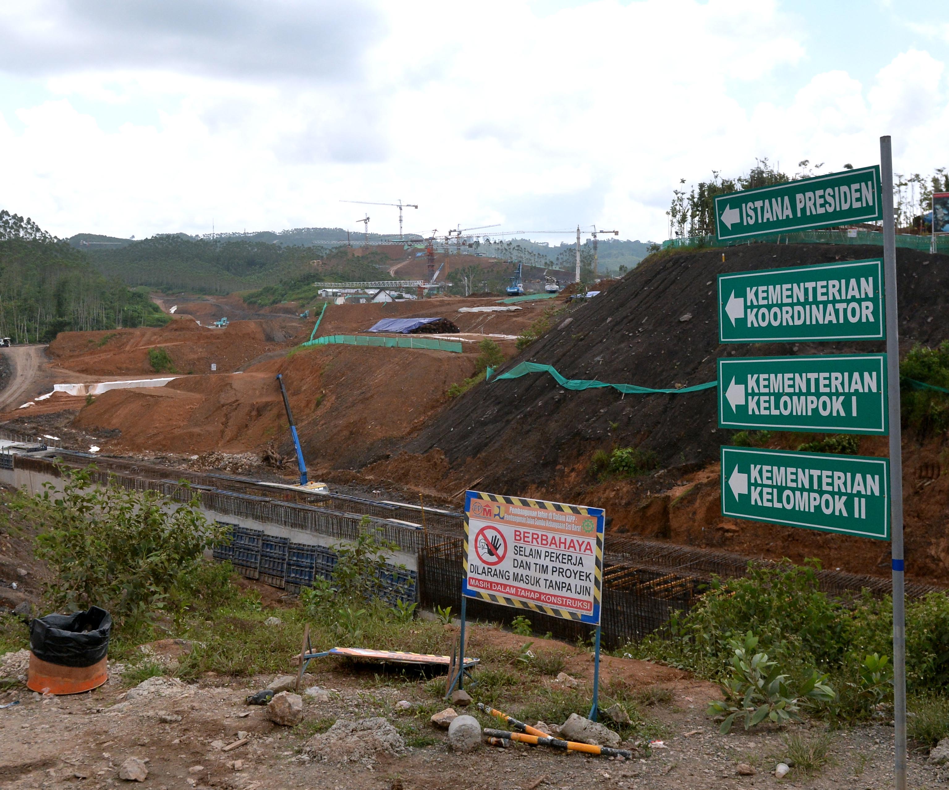  Suasana proyek pembangunan di Kawasan Inti Pusat Pemerintahan (KIPP) Ibu Kota Negara (IKN) Nusantara,