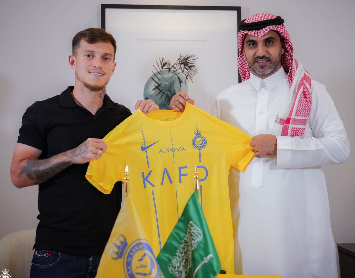 Otavio (kiri) usai menandatangani kontrak sebagai pemain Al Nassr