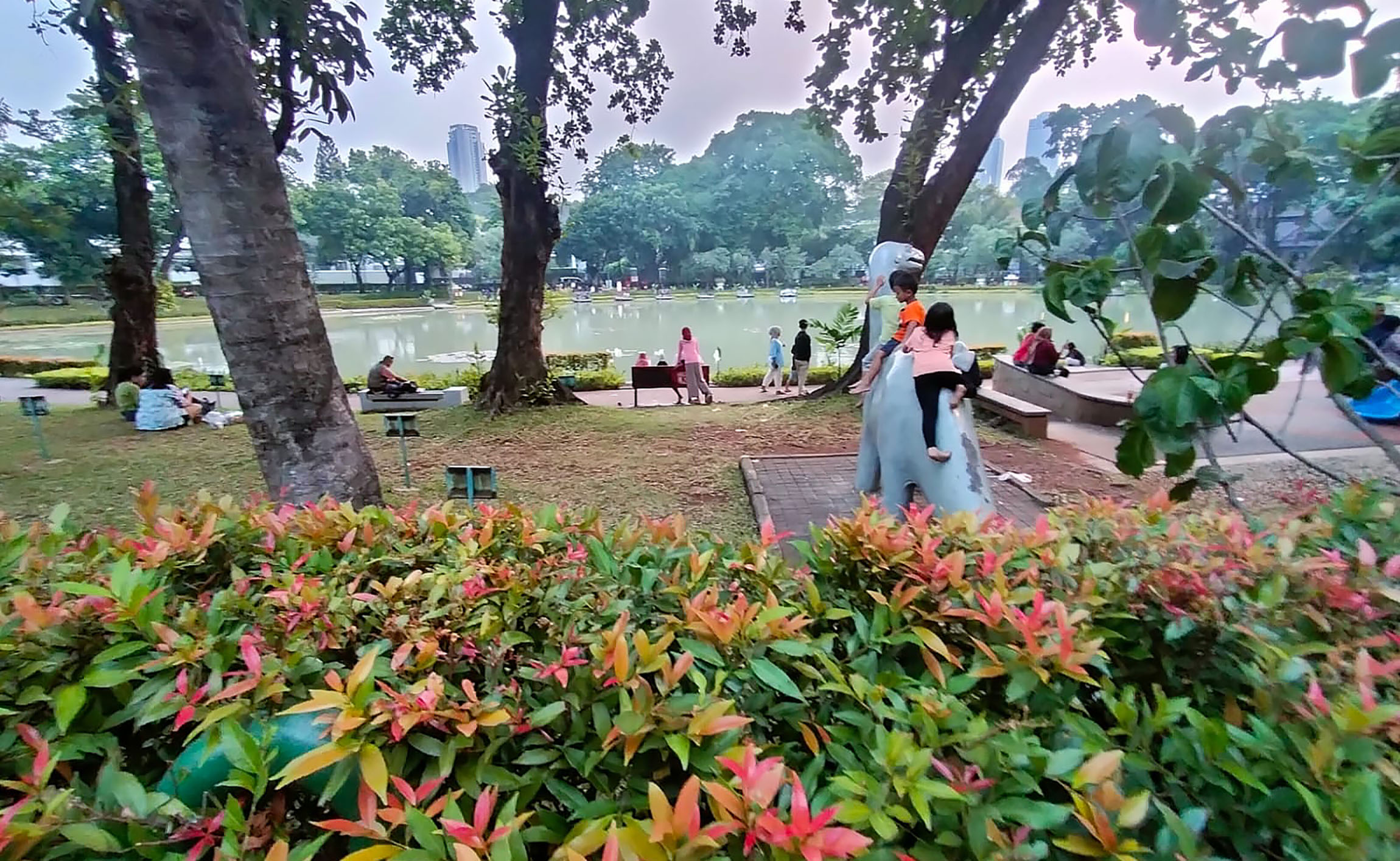 Warga bermain dan bersantai di kawasan Taman Situ Lembang, Menteng, Jakarta Pusat, Jumat (28/7).