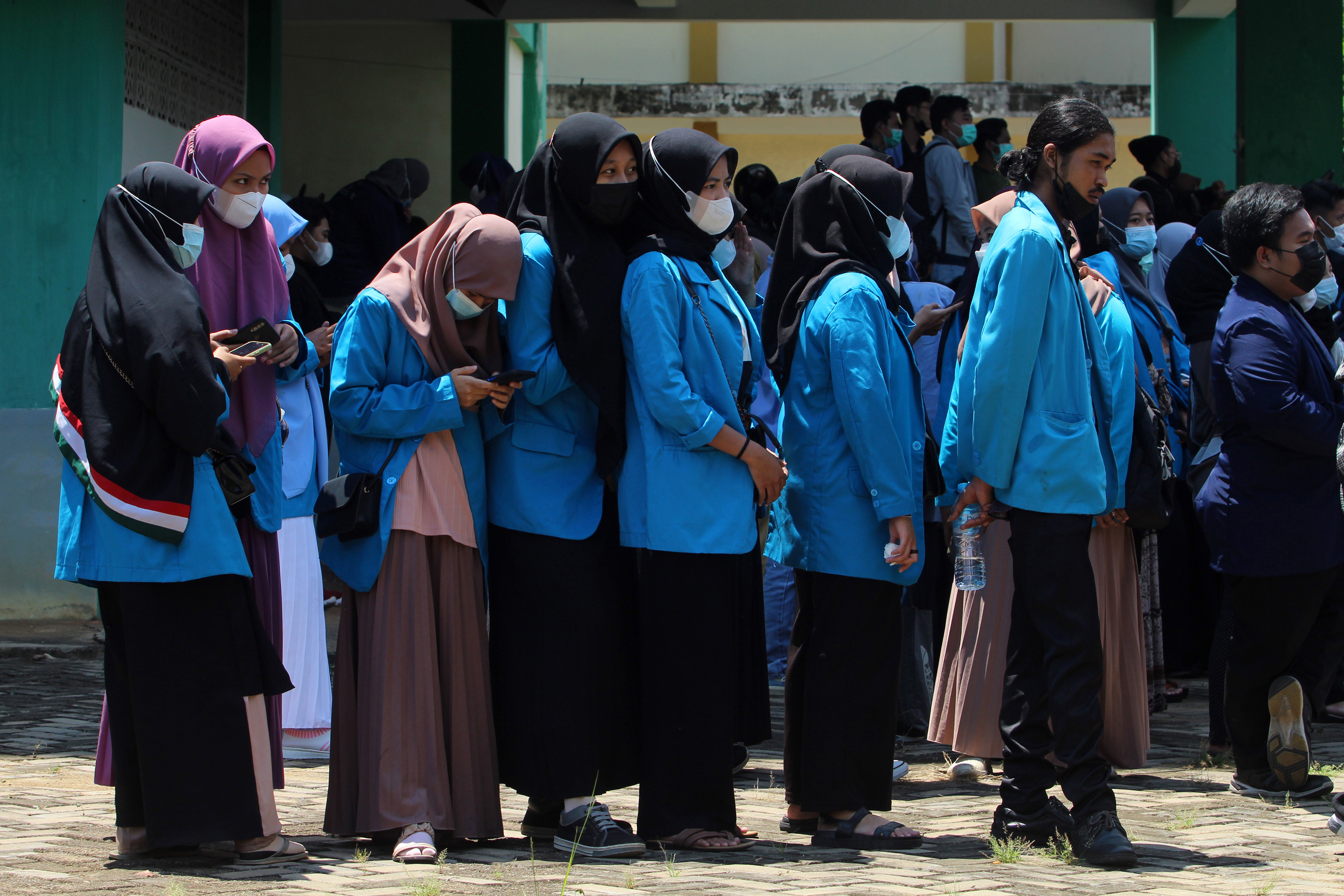 Sejumlah mahasiswa antre untuk menerima vaksin saat giat vaksinasi merdeka serentak di IAIN Pontianak, Kalimantan Barat, Rabu (22/9/2021).