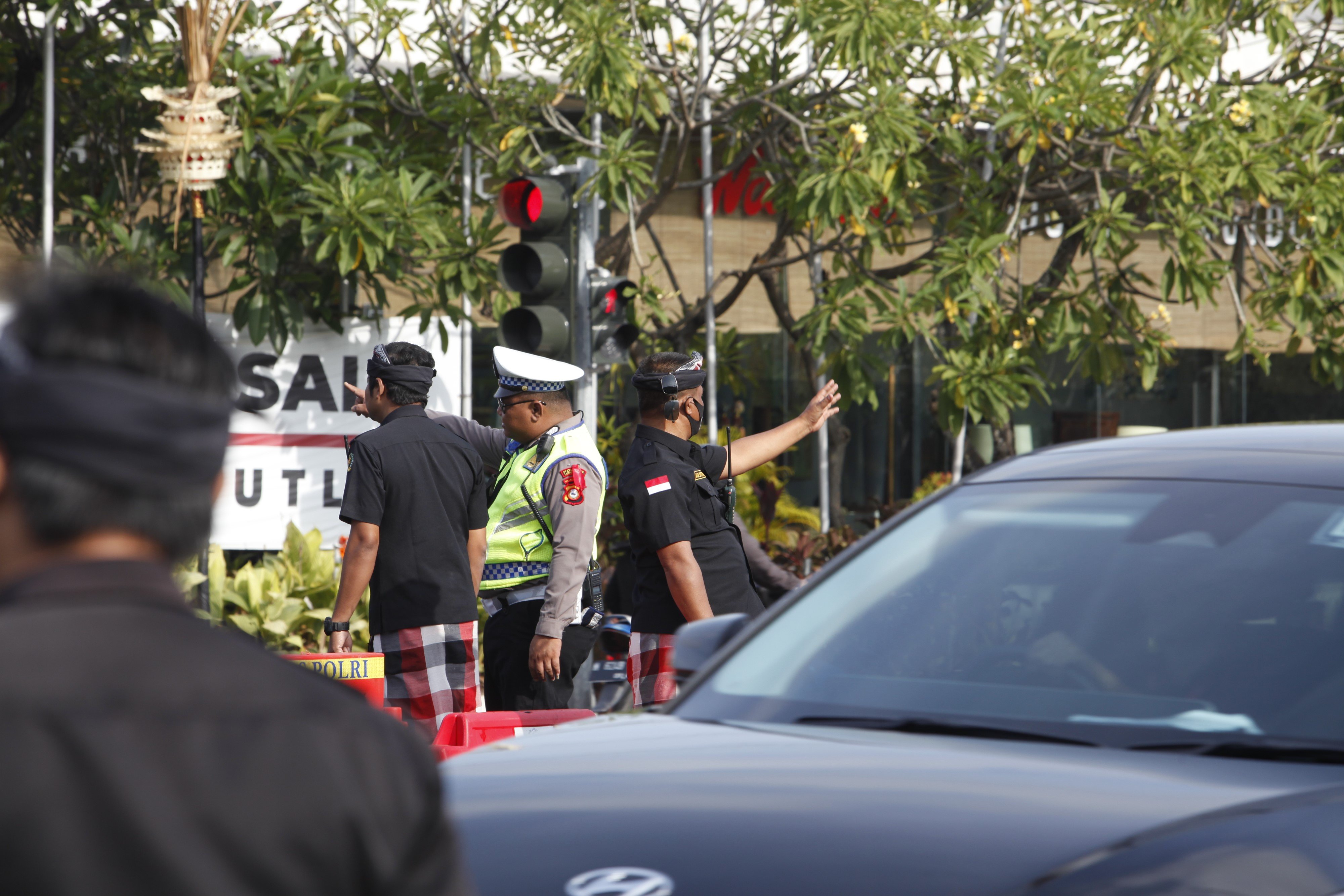 Ilustrasi. Polisi bersama TNI dan dibantu Pecalang mengamankan lalulintas di Bali.