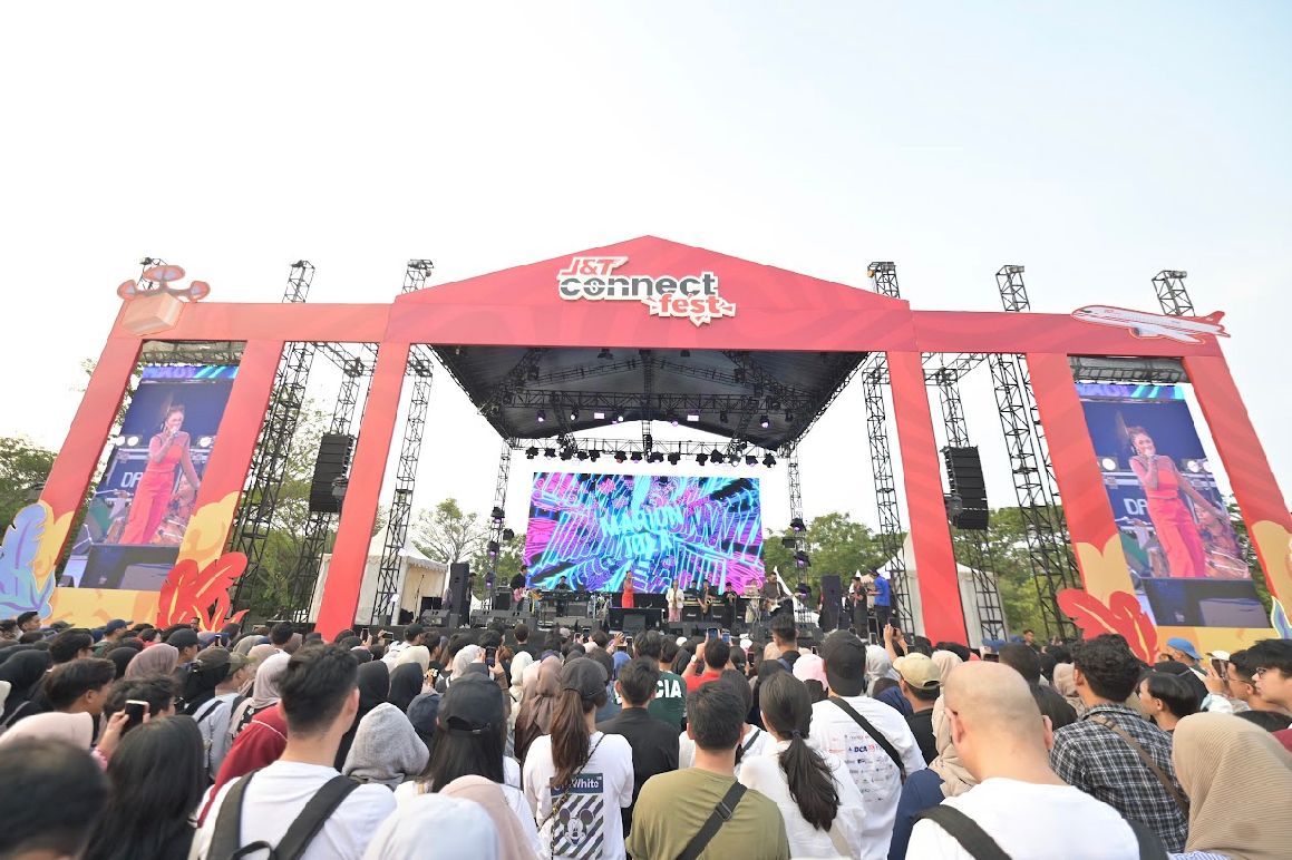 J&T Connect Fest dimeriahkan dengan konser musik dari Lyodra, Rizky Febian, dan Marion Jola, dan Gigi serta pertunjukan spesial lainnya.
