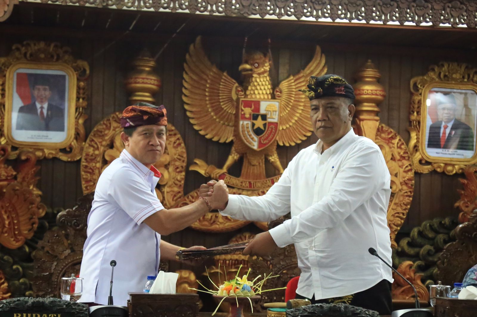 Ketua DPRD Klungkung Anak Agung Gde Anom seusai mengesahkan (perda) pada Rapat Paripurna II.