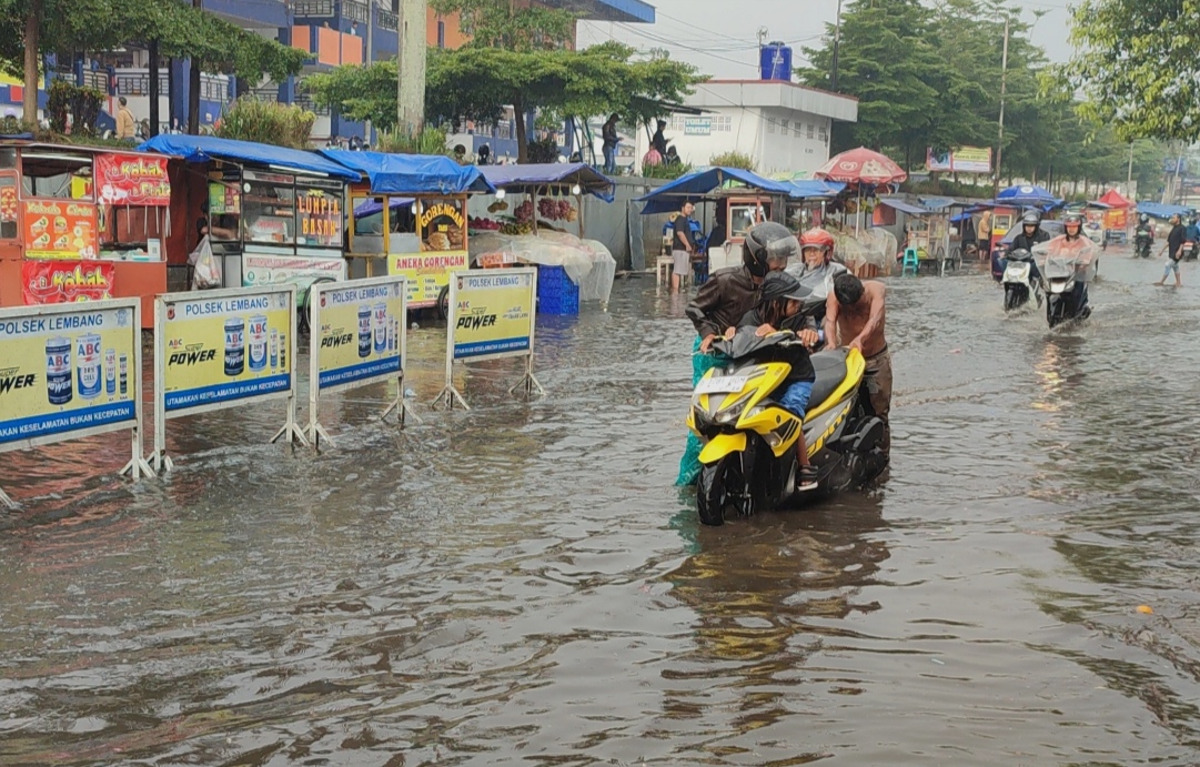 Lalulintas di Jalan Panorama Lembang, Jabar, tersendat akibat tergenang banjir pada Selasa (1/8) sore.