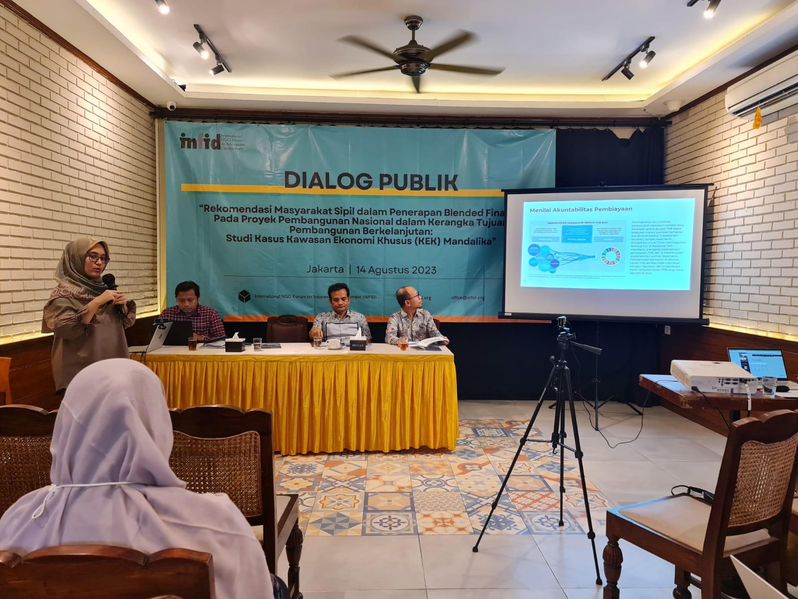 Dialog Publik yang membahas proyek pembangunan nasional KEK Mandalika di Jakarta, Senin (14/8).