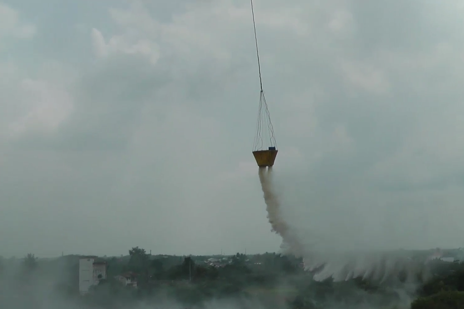 Dua helikopter water bombing dikerahkan untuk memadamkan kebakaran di Tempat Pembuangan Akhir (TPA) Sukawinatan, Palembang, Sumatra Selatan.