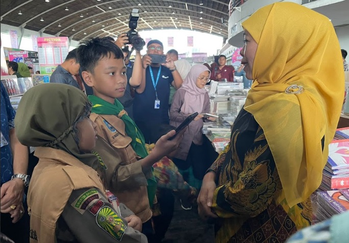 Repcil Kinara Nayla bersama dengan Repcil Ahmad Zulfikar Alam mewawancarai Gubernur Jawa Timur Khofifah Indar Parawansa.