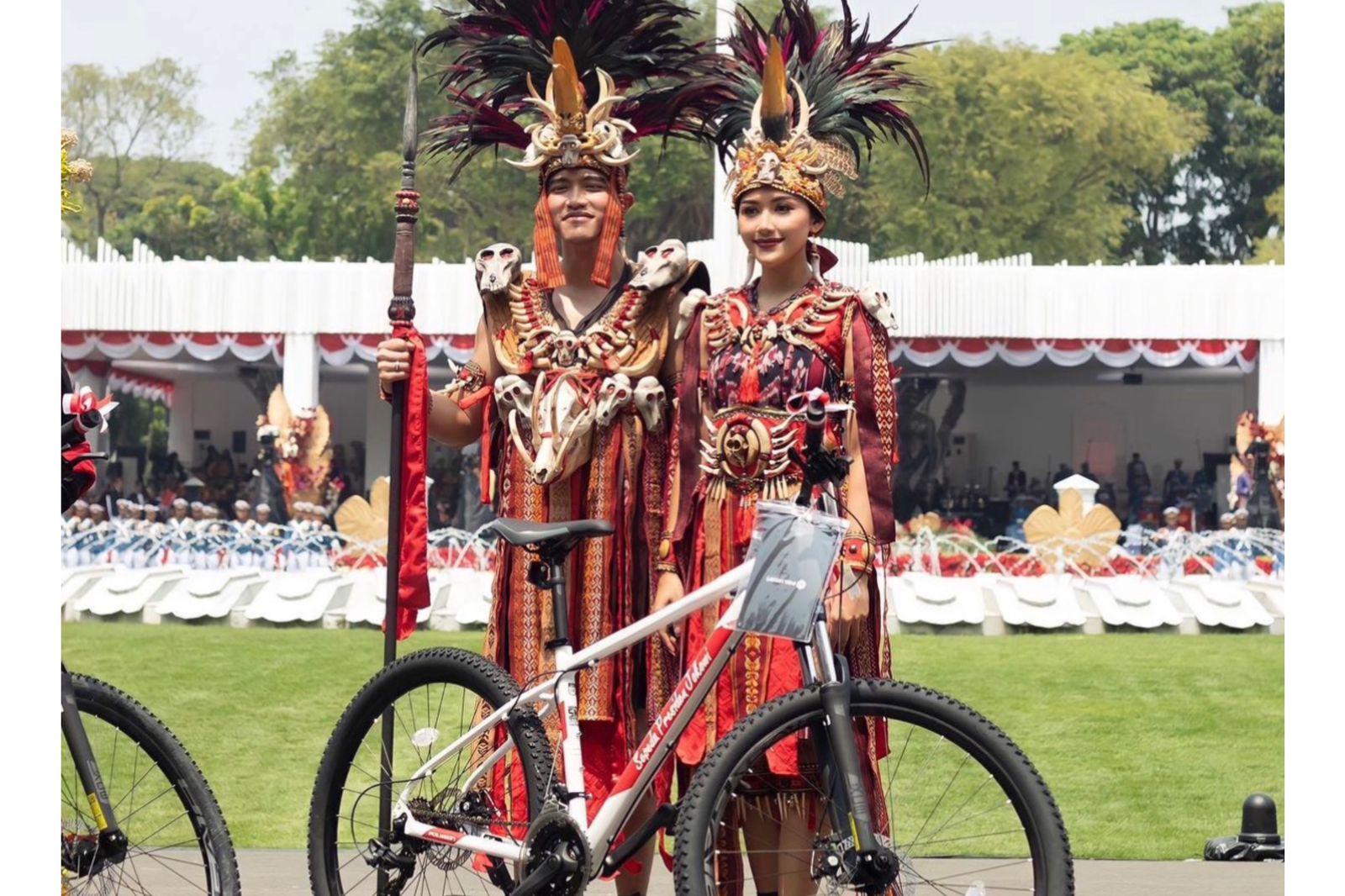 Pakaian adat dari wilayah Sulawesi Utara yang dikenakan Kaesang Pangarep.